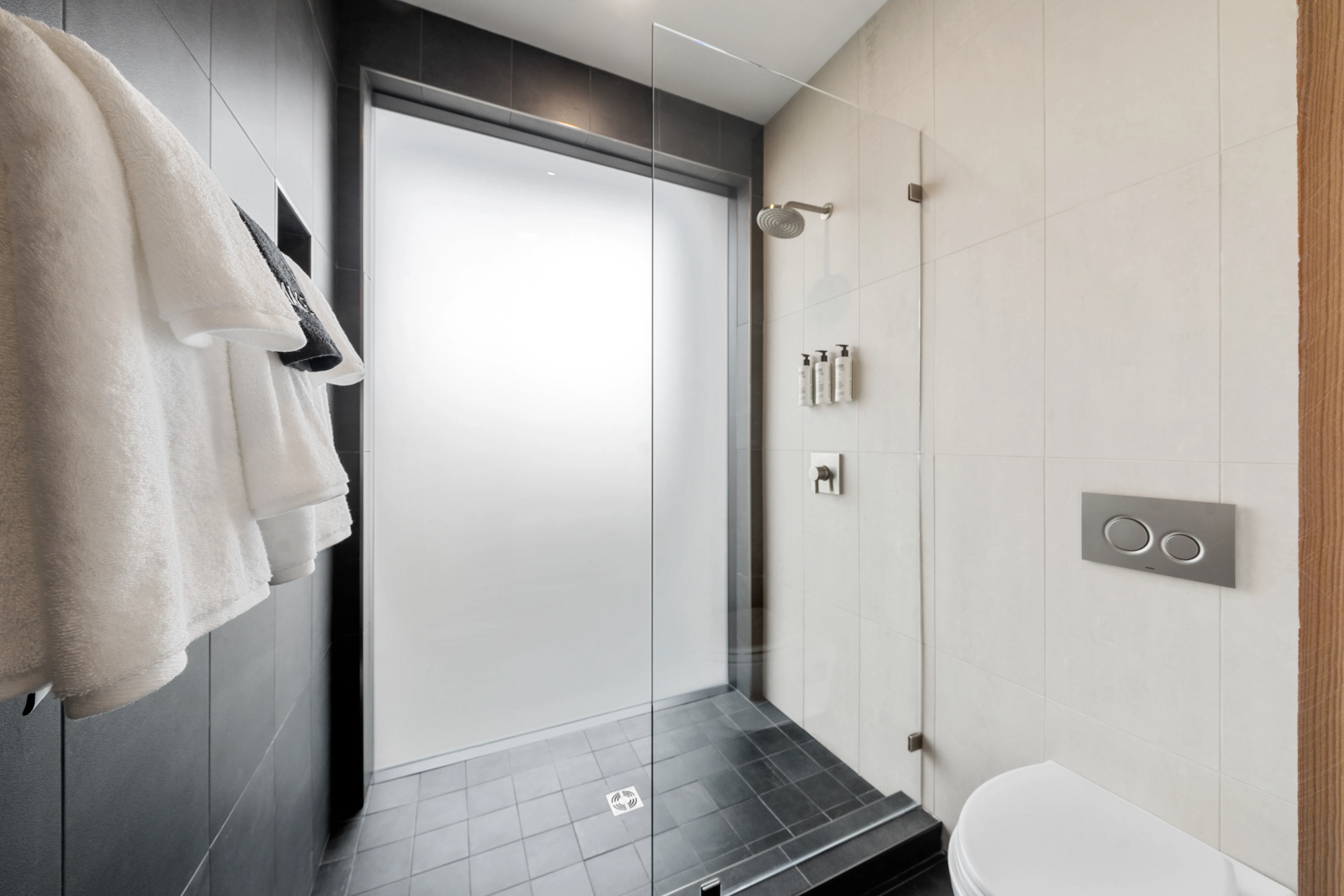 Bathroom 1 - Image 4