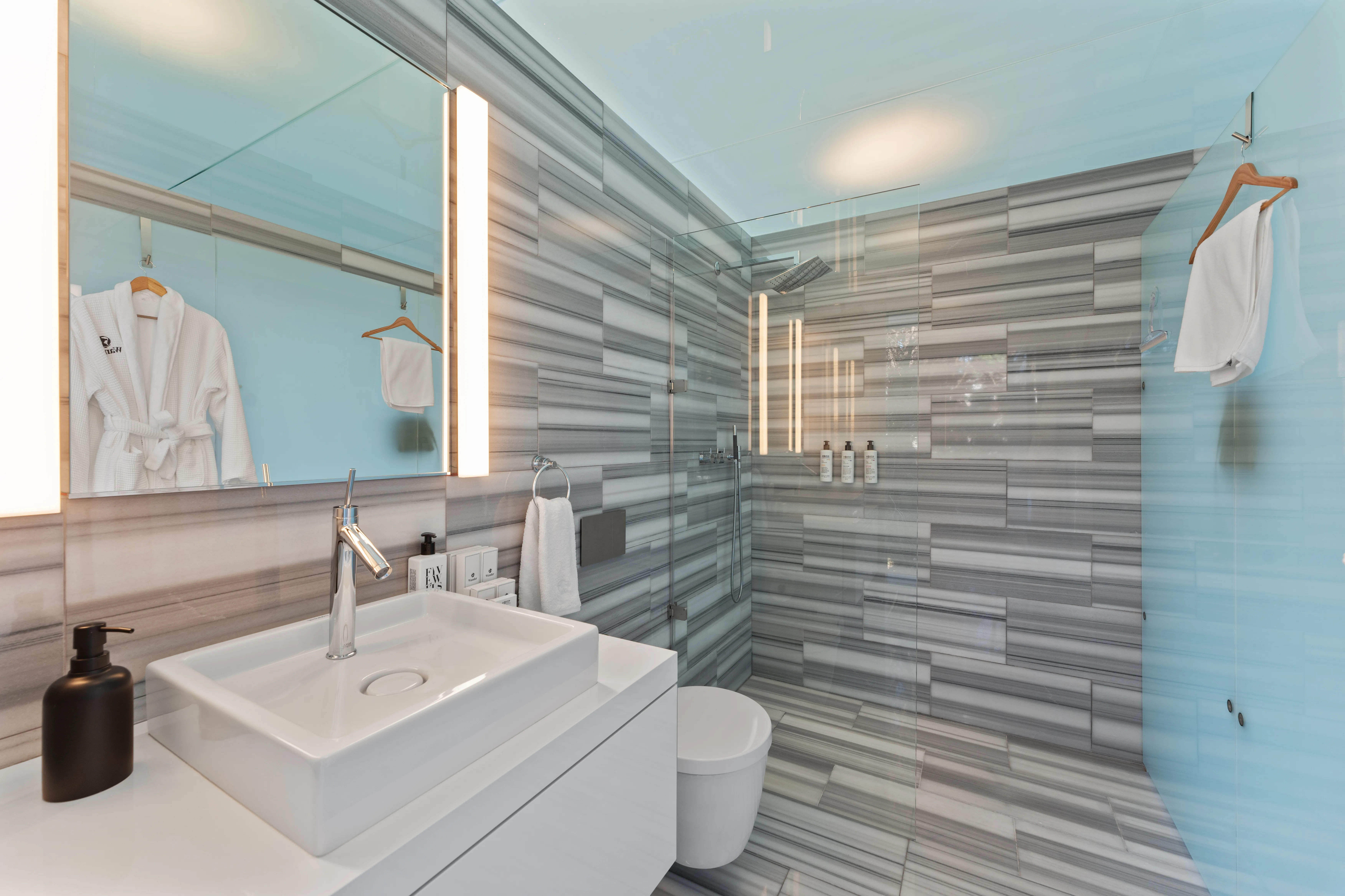 Bathroom 4 - Image 4