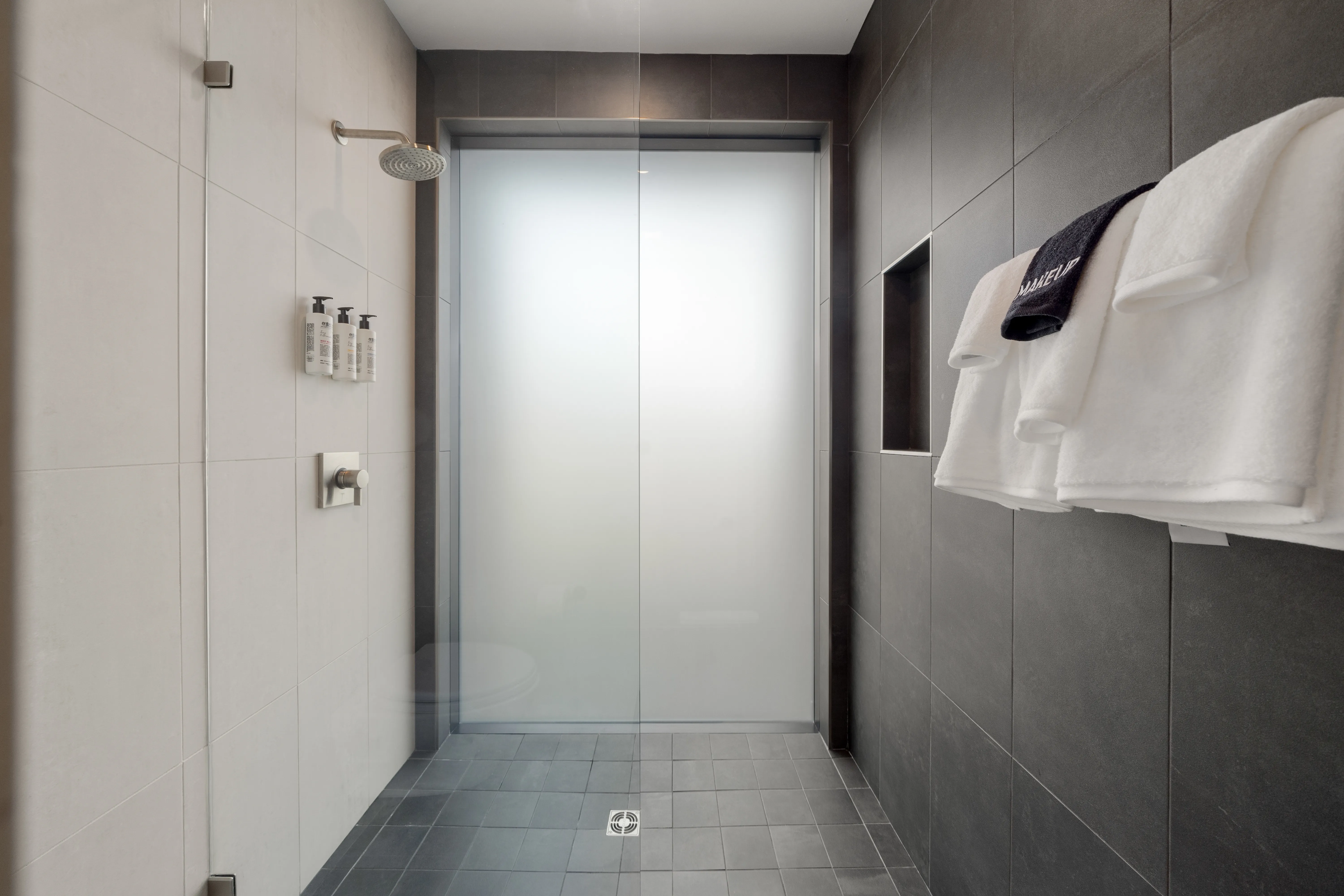 Bathroom 4 - Image 2