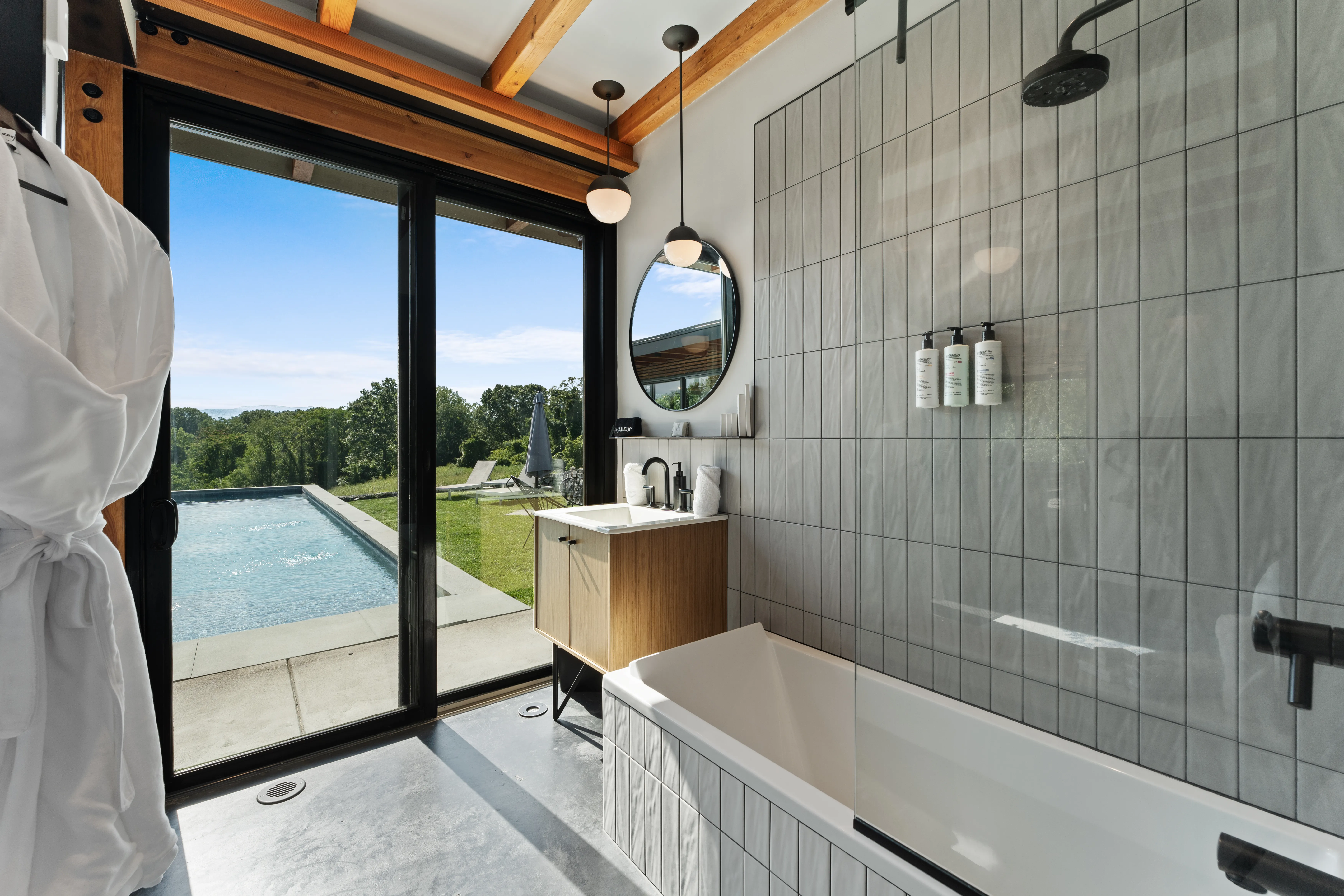 Bathroom 2 - Image 4