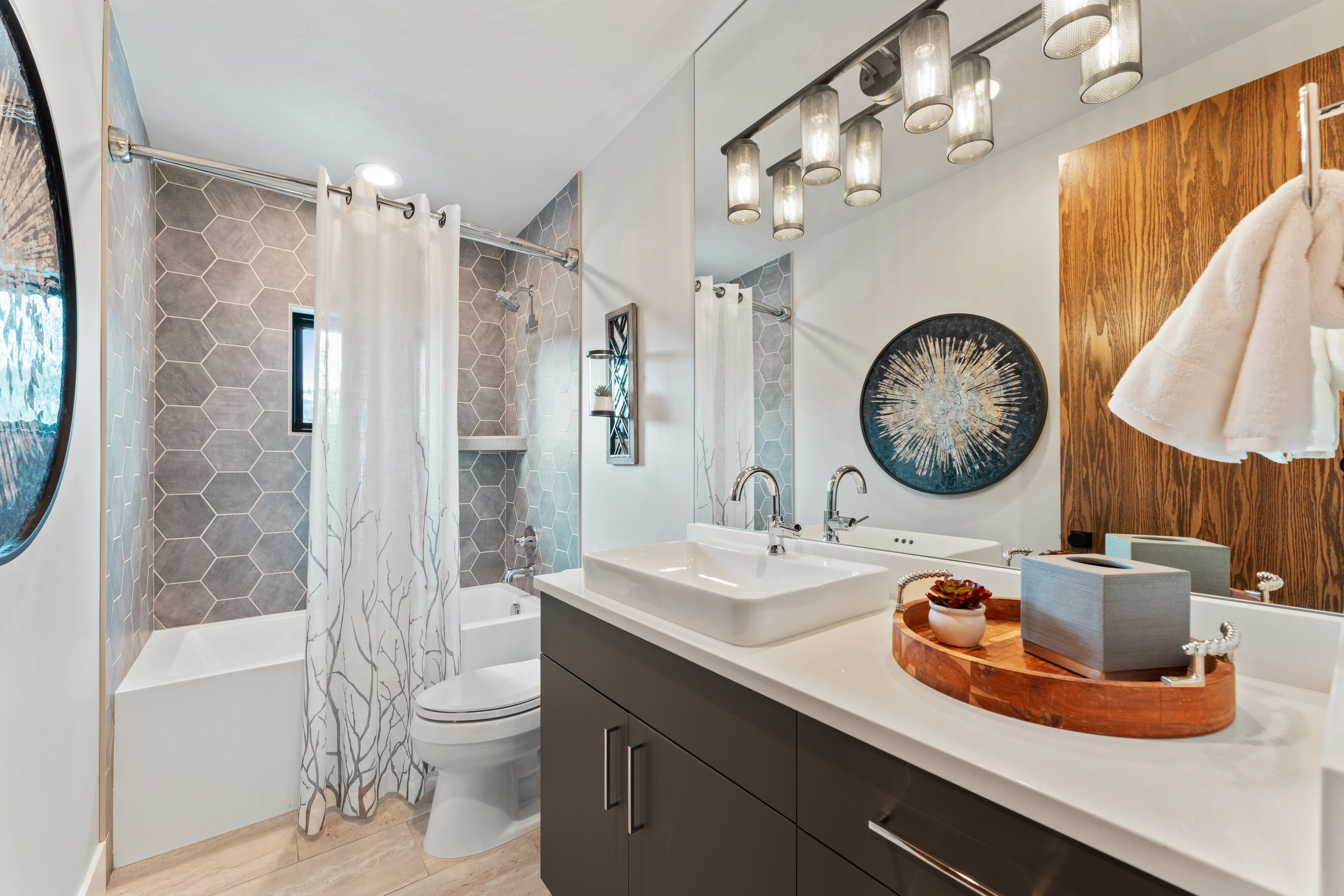 Bathroom 3 - Image 2