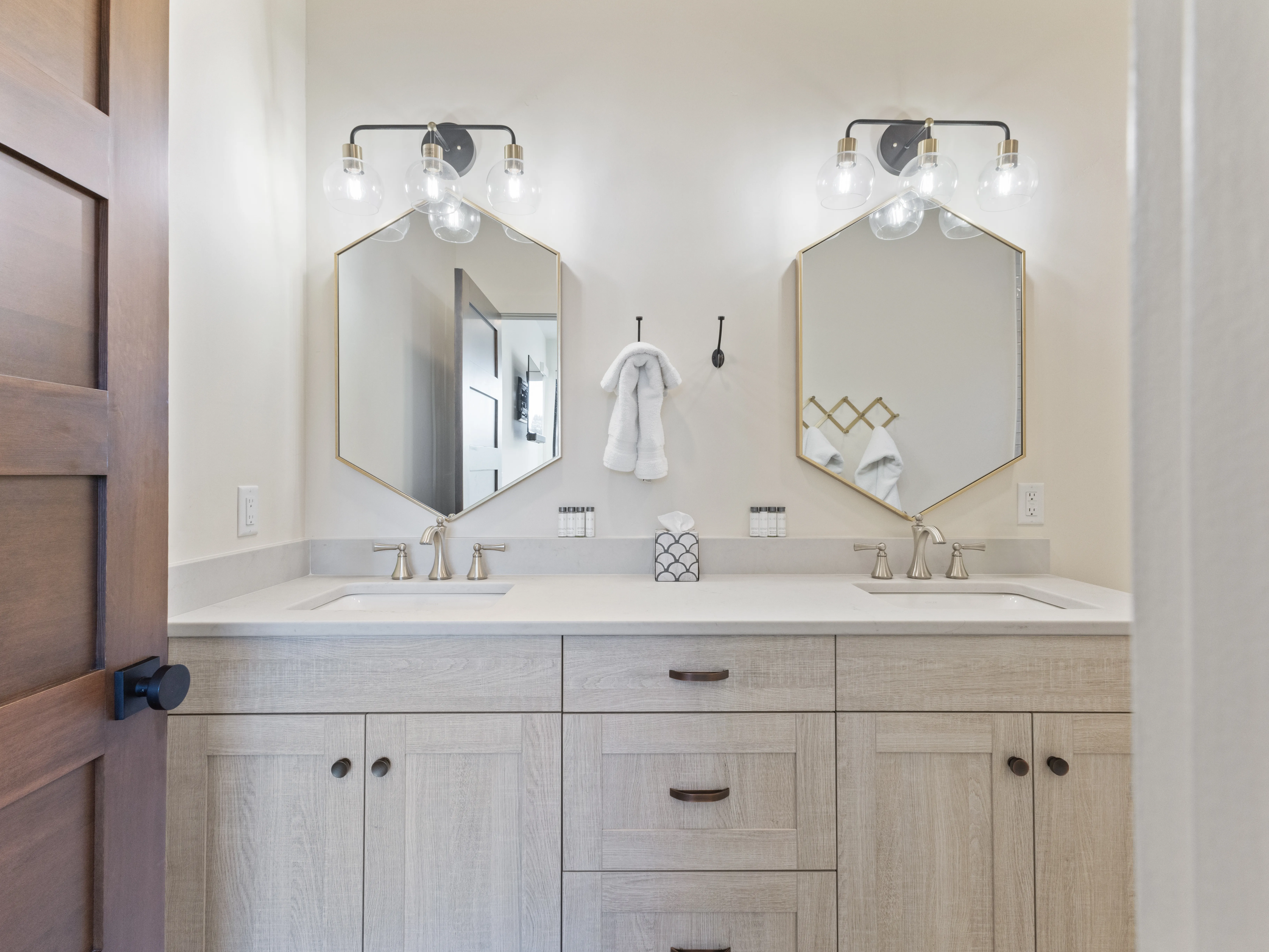 Bathroom 4 - Image 1