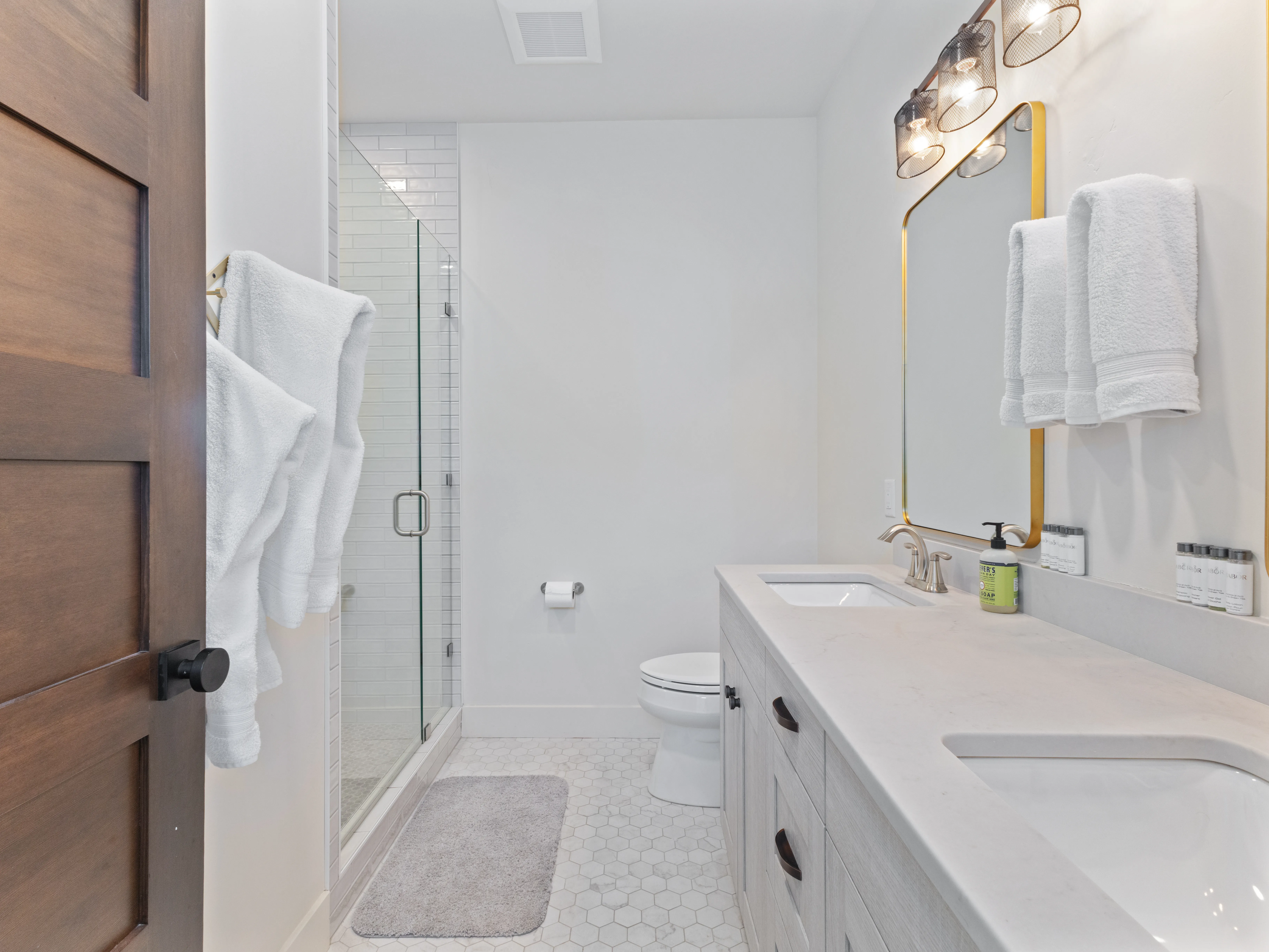 Bathroom 1 - Image 3