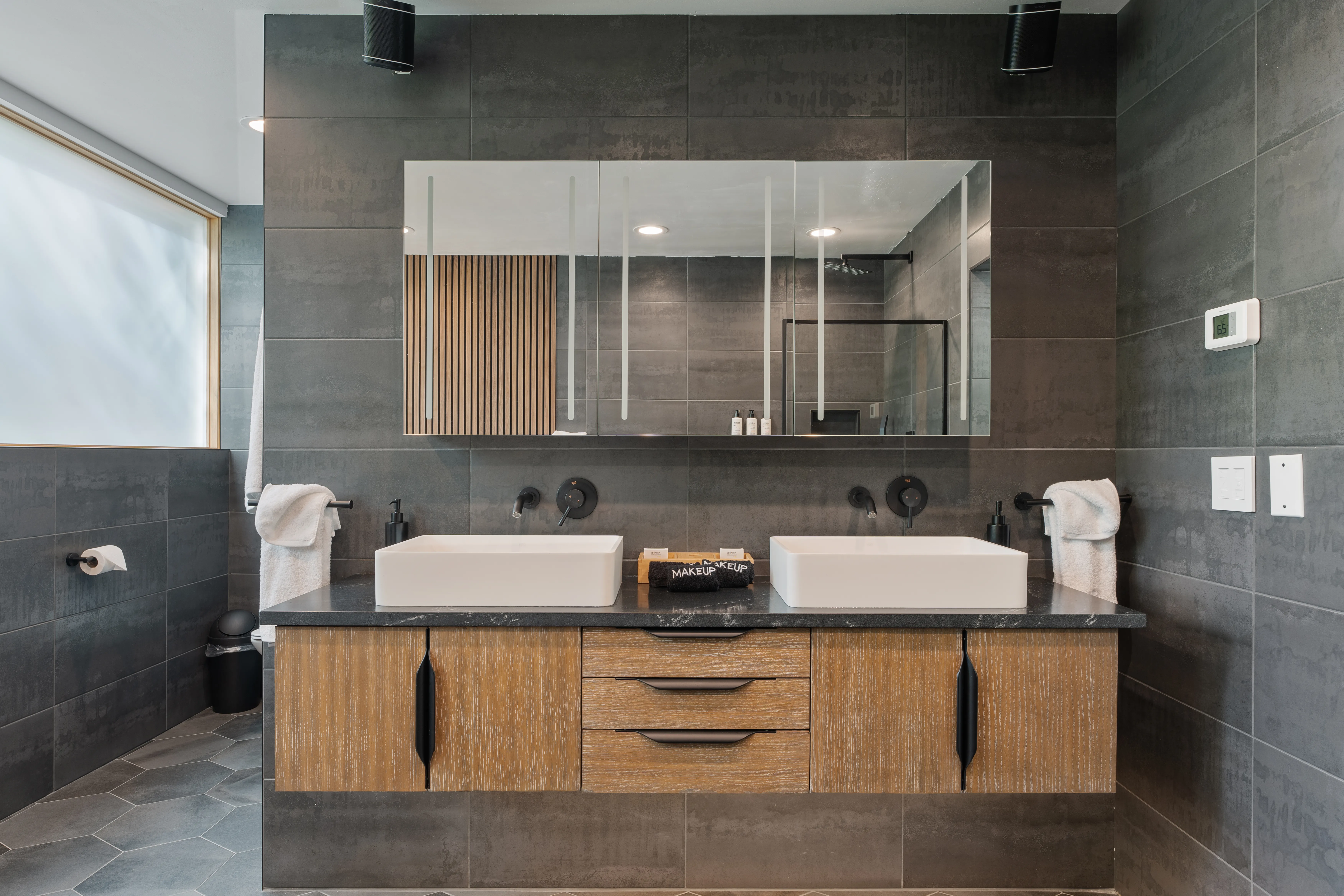 Bathroom 1 - Image 5