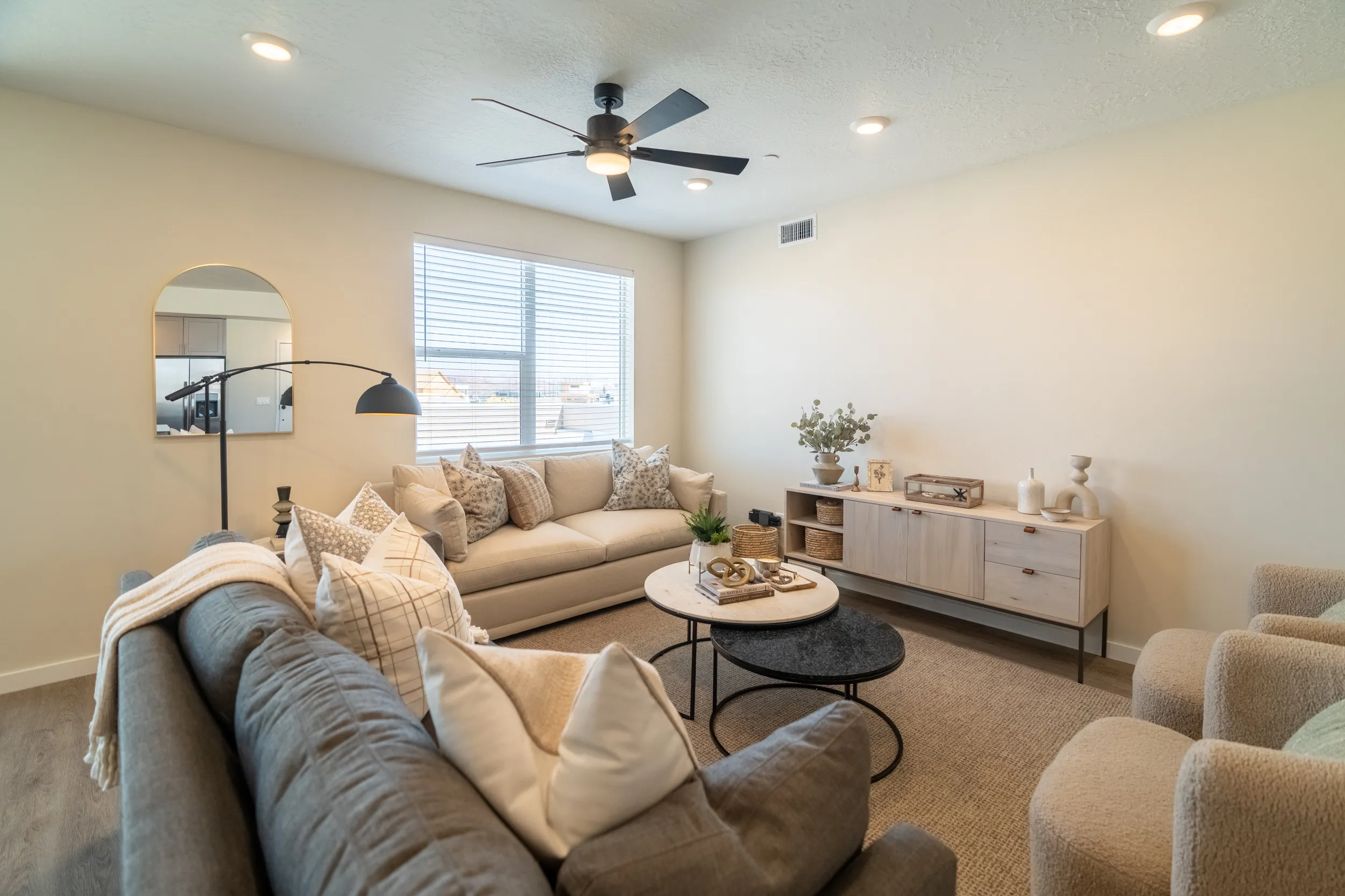 LIVING_ROOM - Image 4