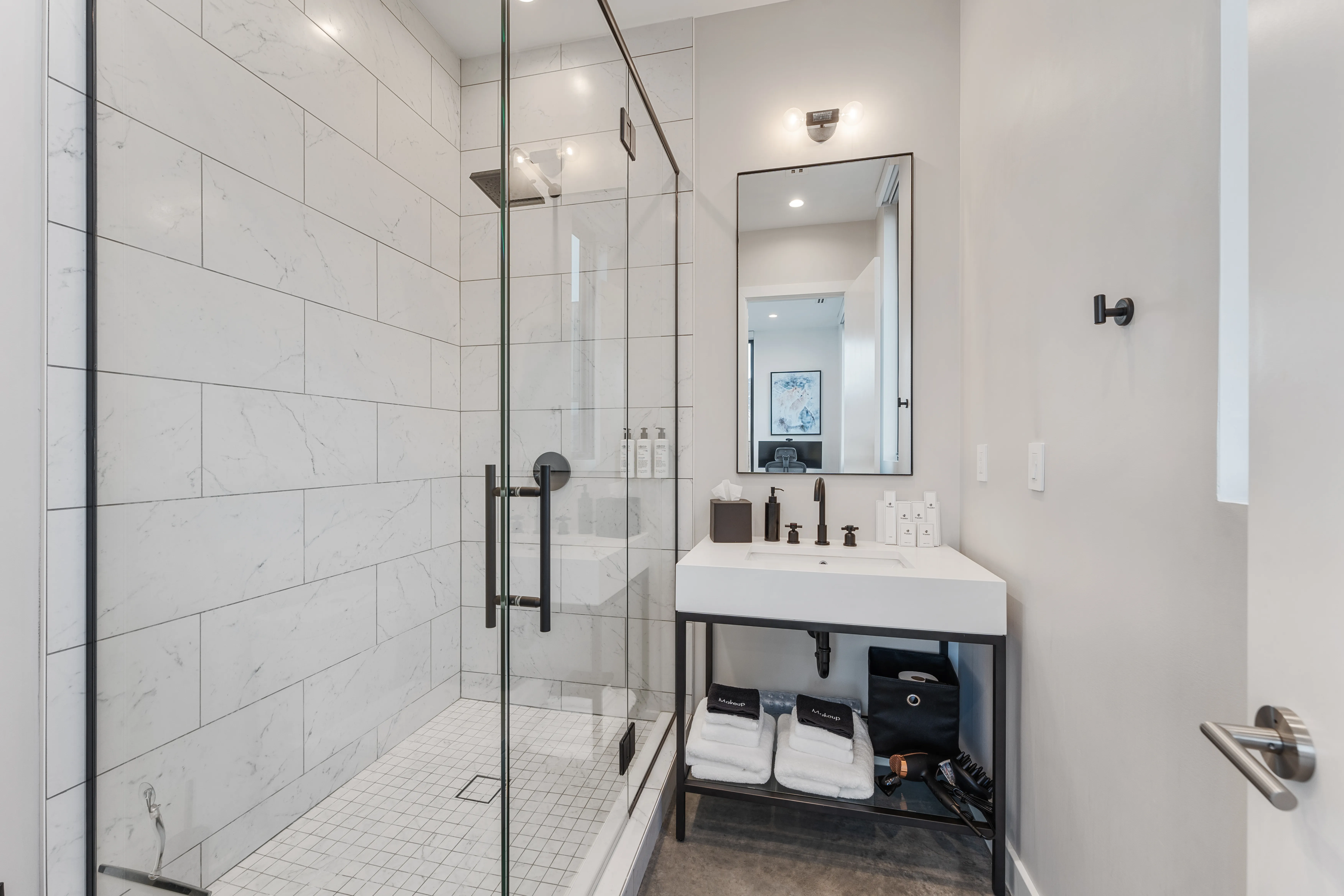 Bathroom 1 - Image 4