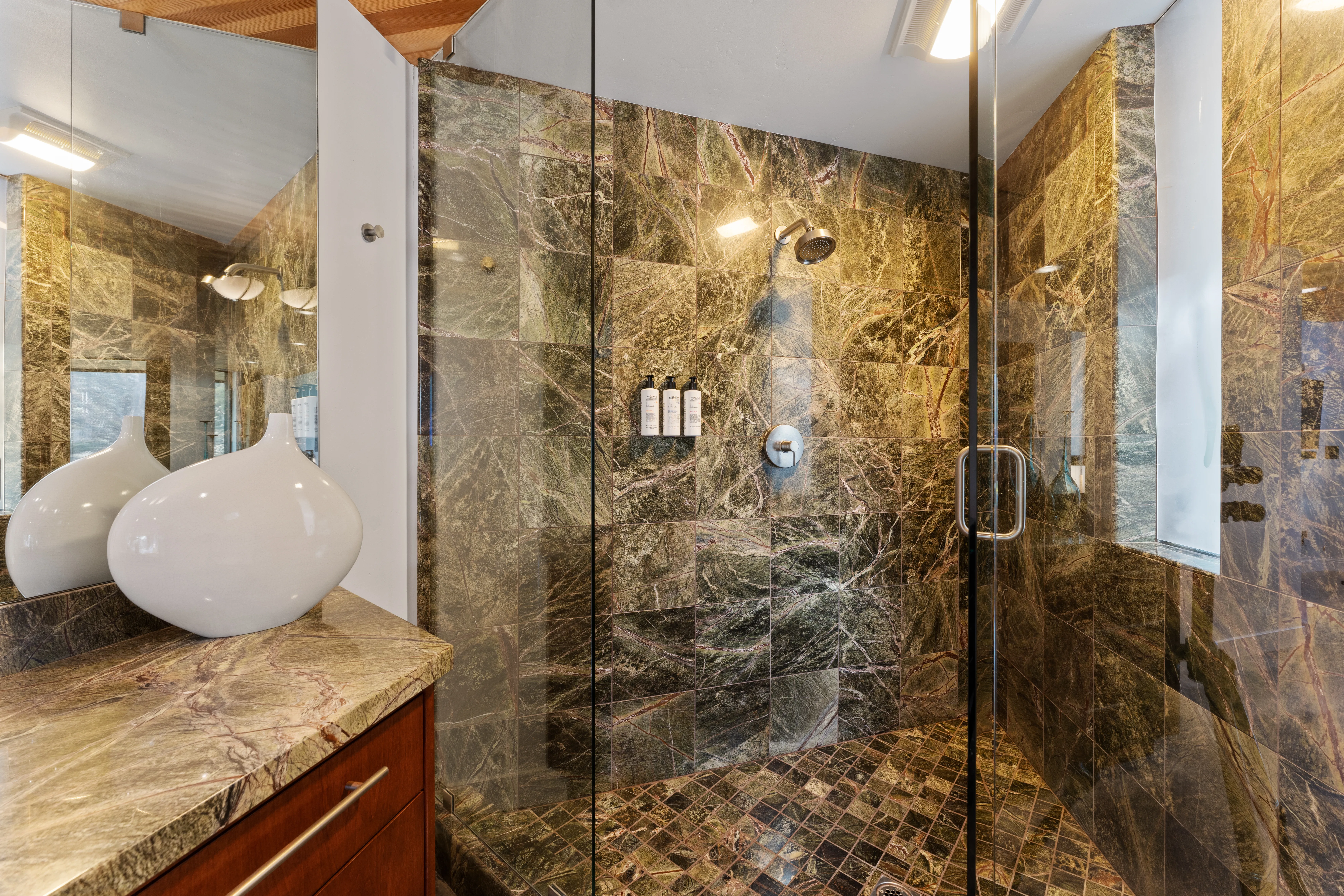 Bathroom 4 - Image 6