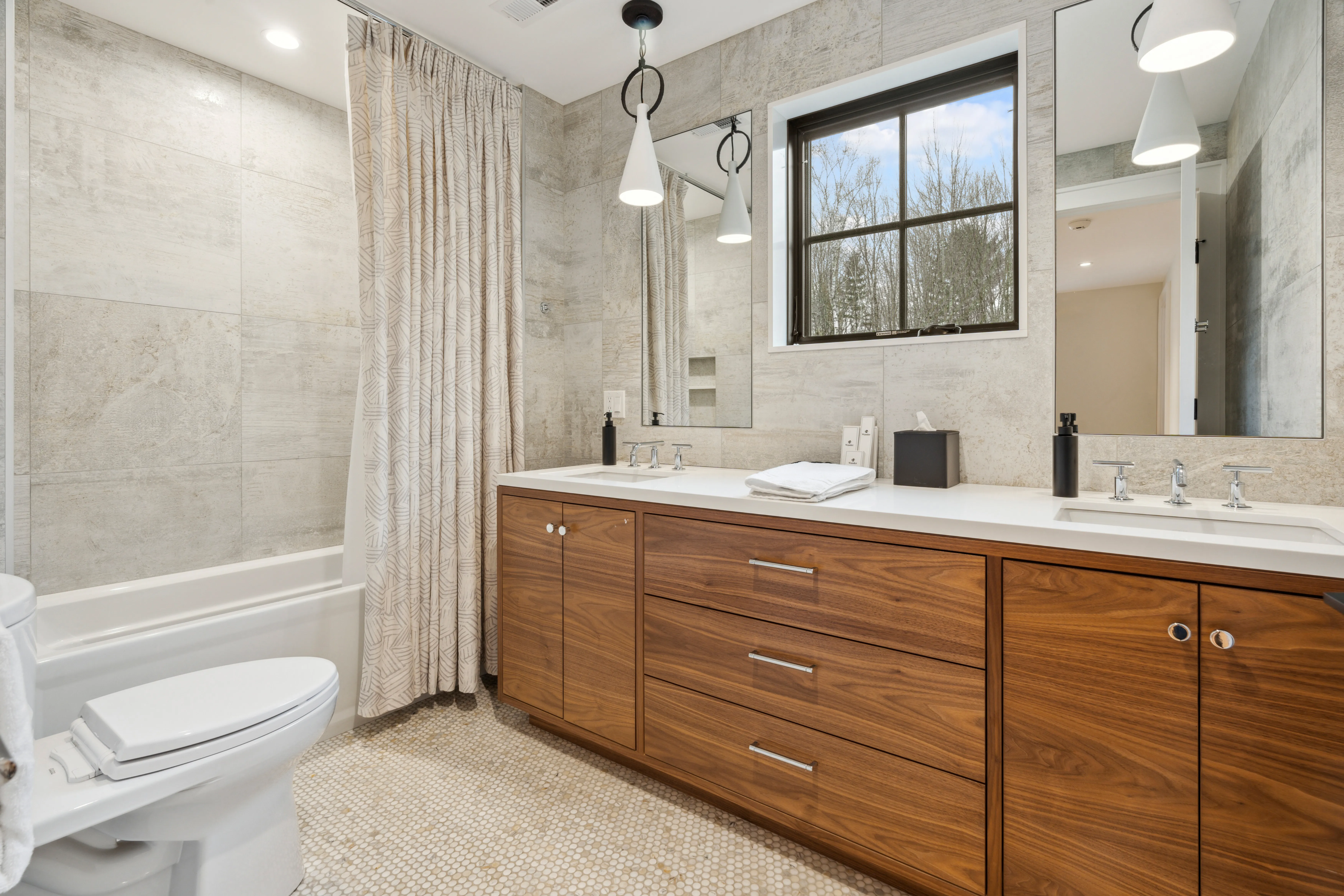 Bathroom 3 - Image 2