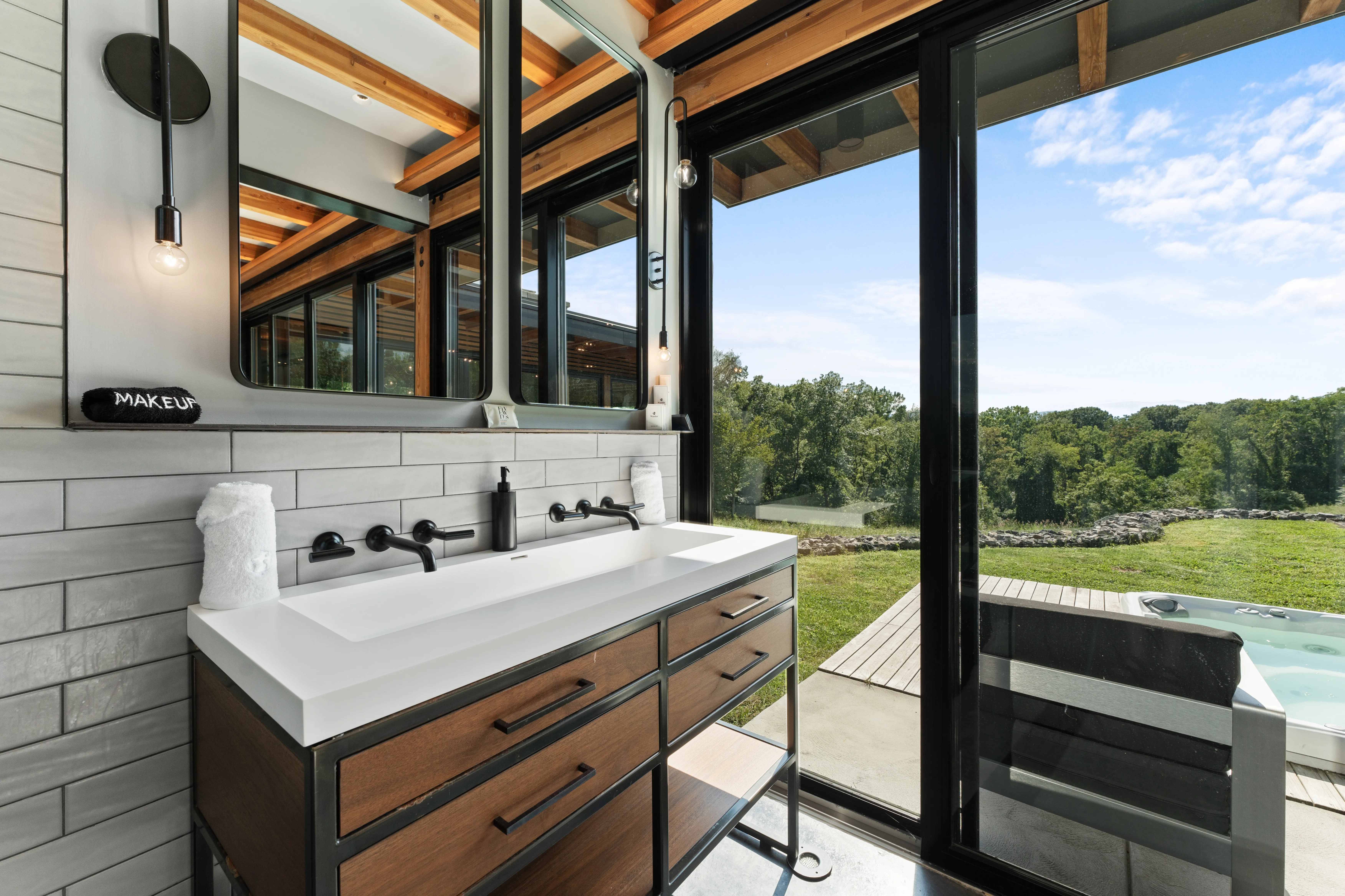 Bathroom 4 - Image 3