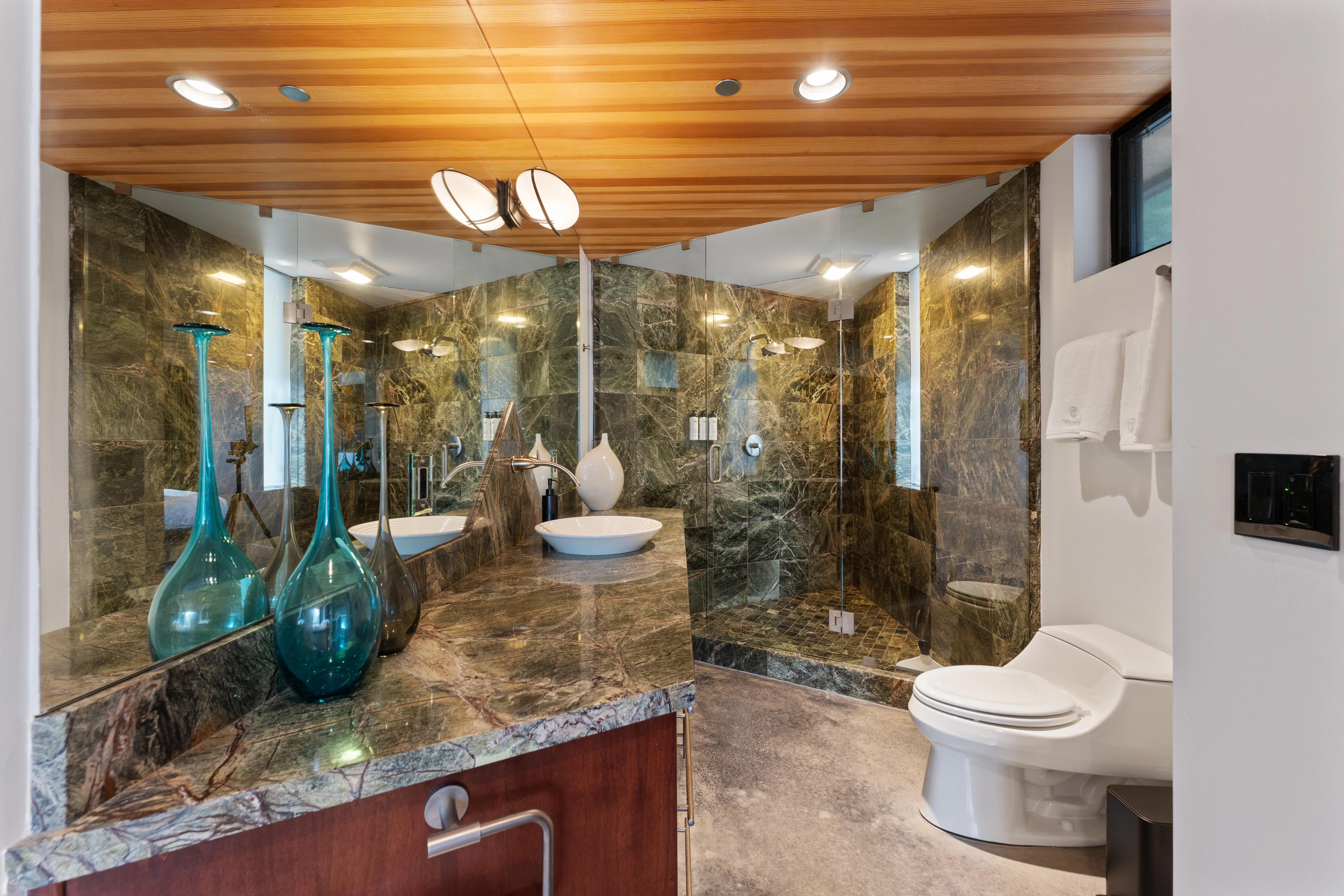 Bathroom 3 - Image 2