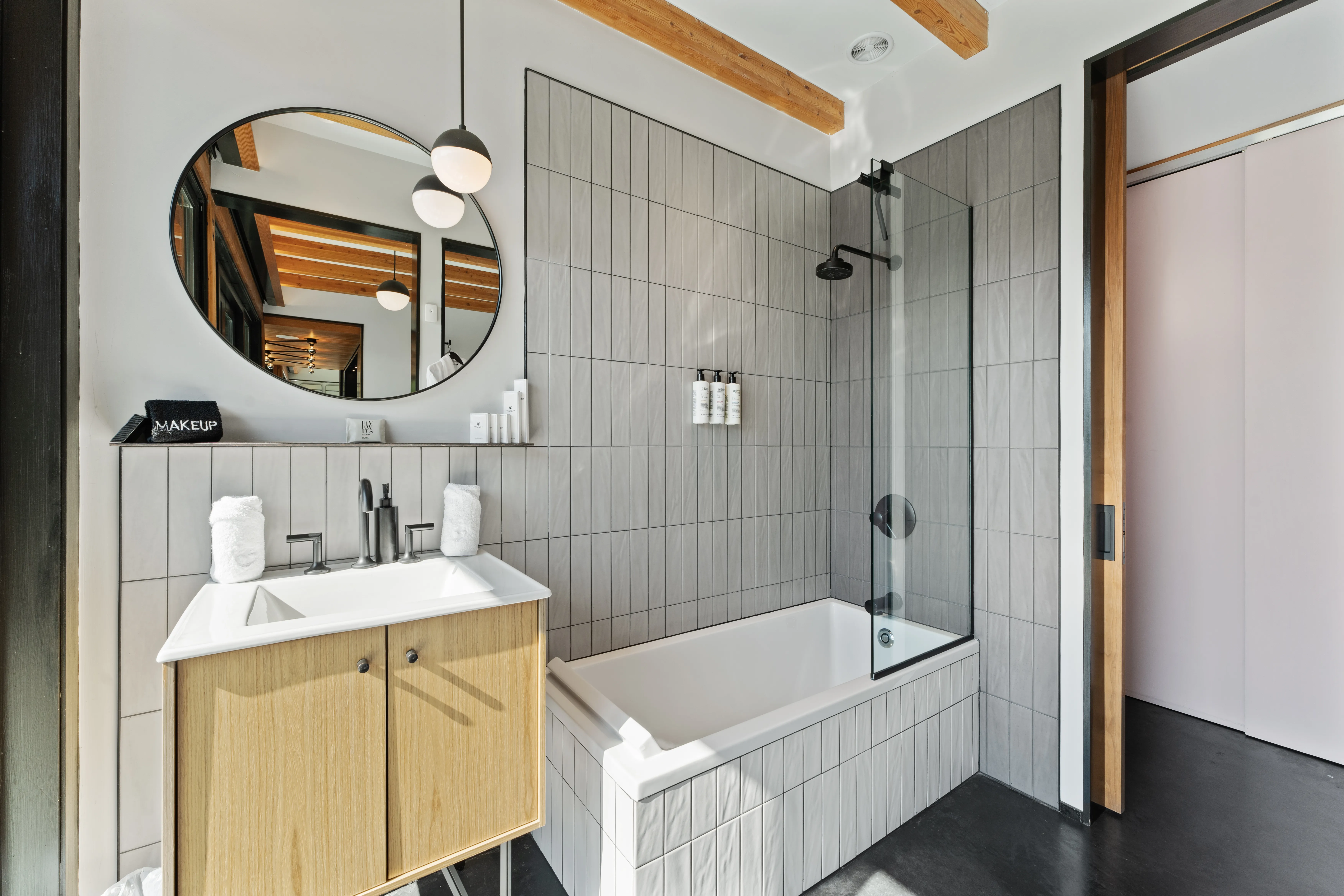 Bathroom 1 - Image 4