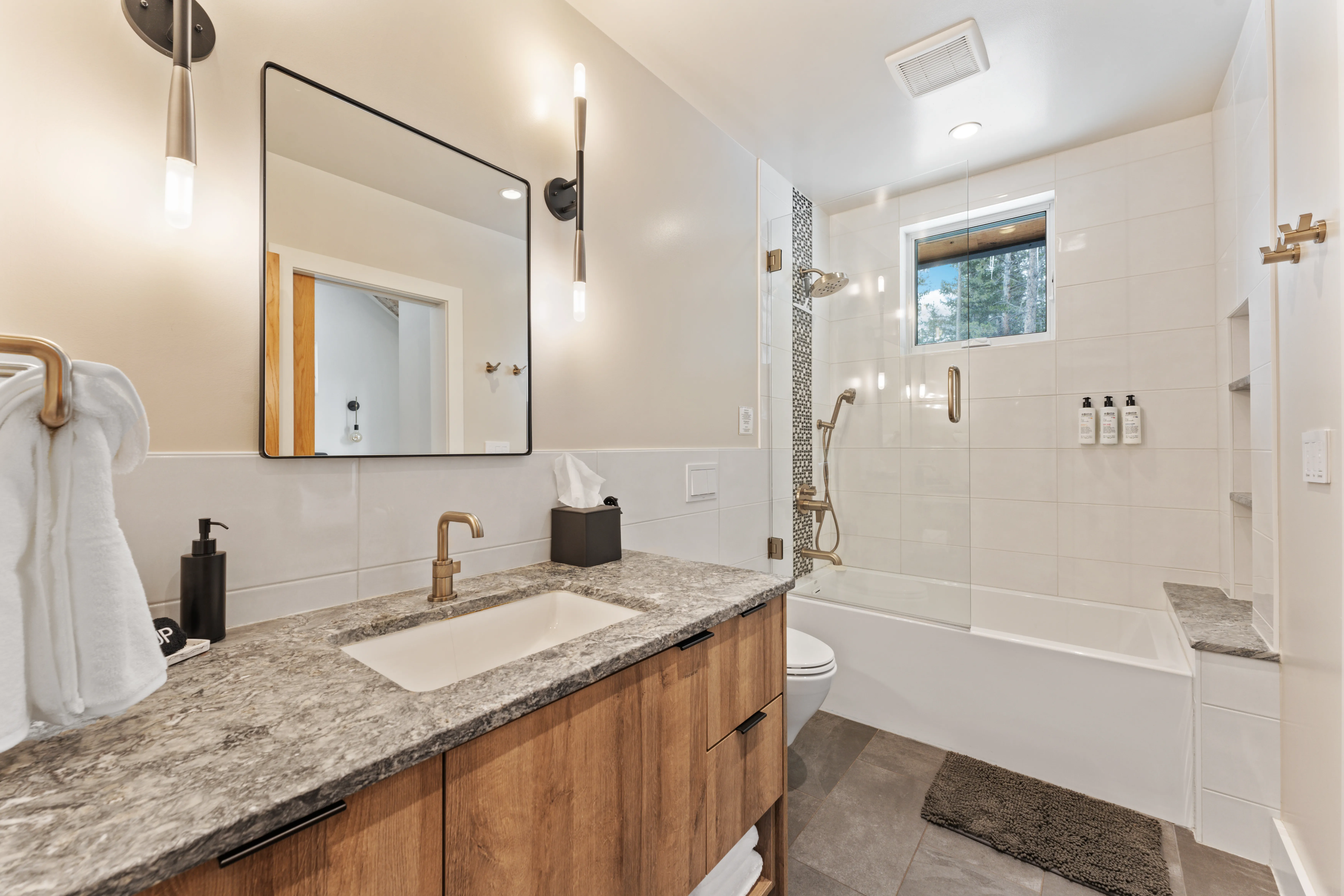 Bathroom 4 - Image 3