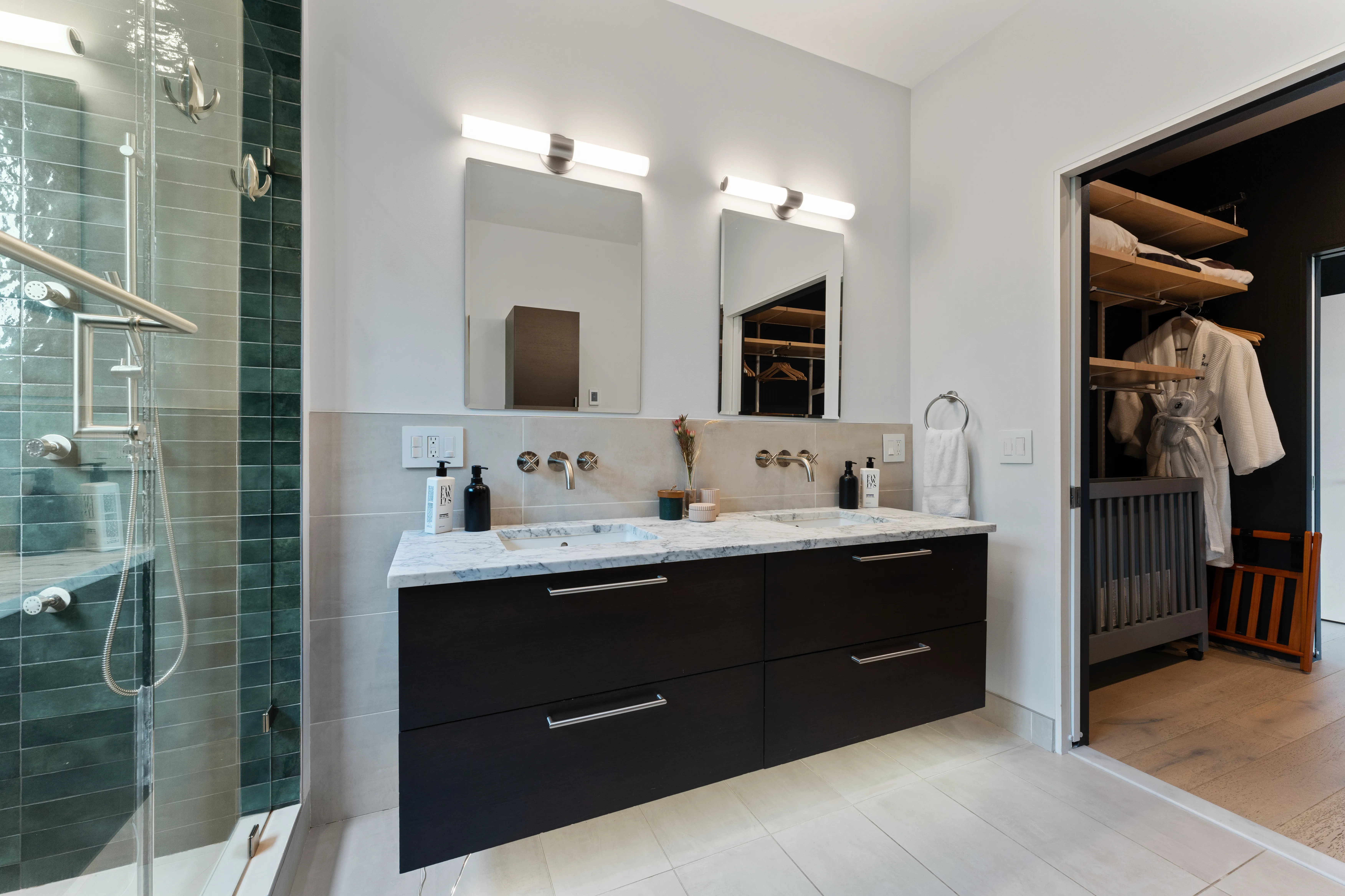 Bathroom 1 - Image 3