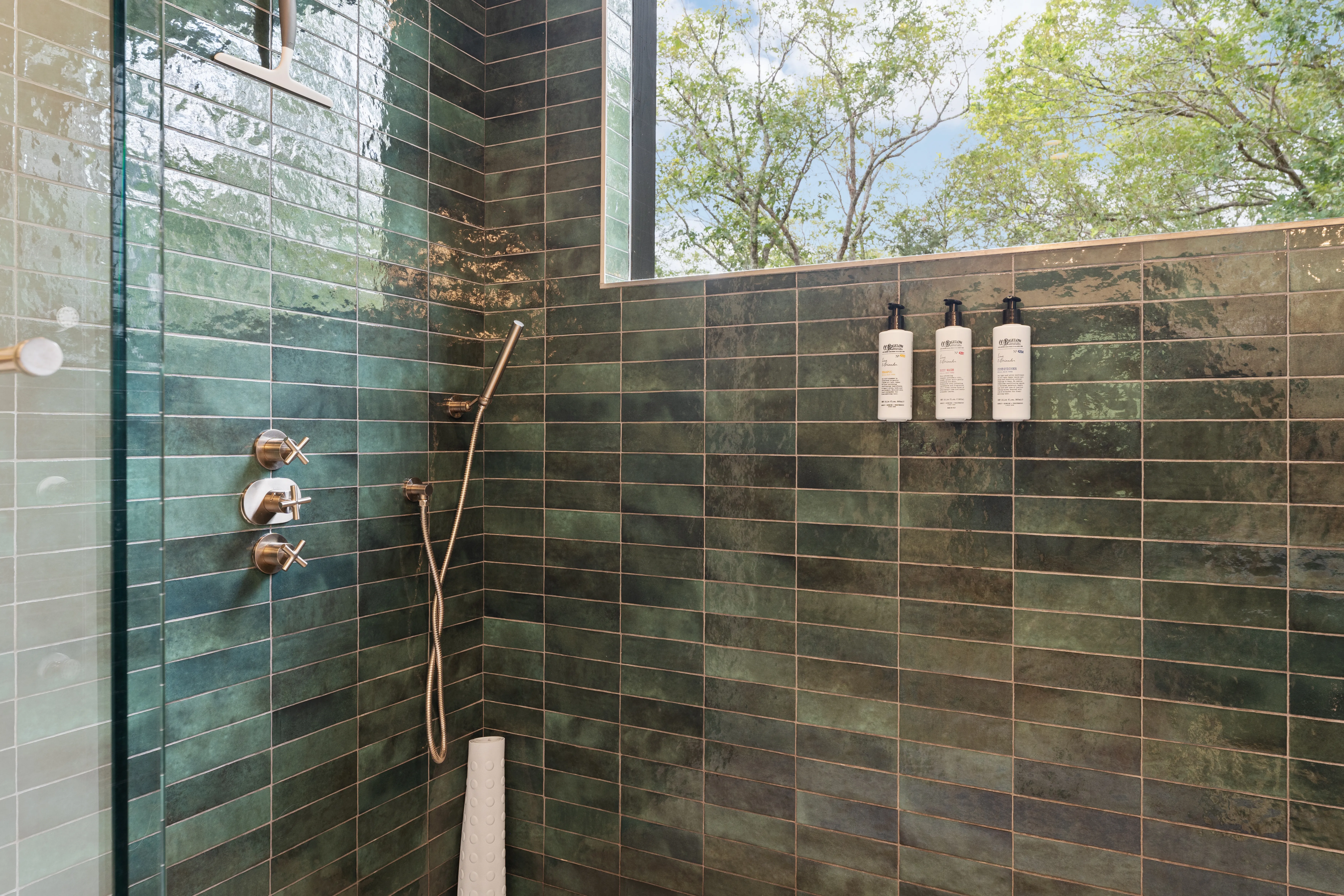 Bathroom 1 - Image 4