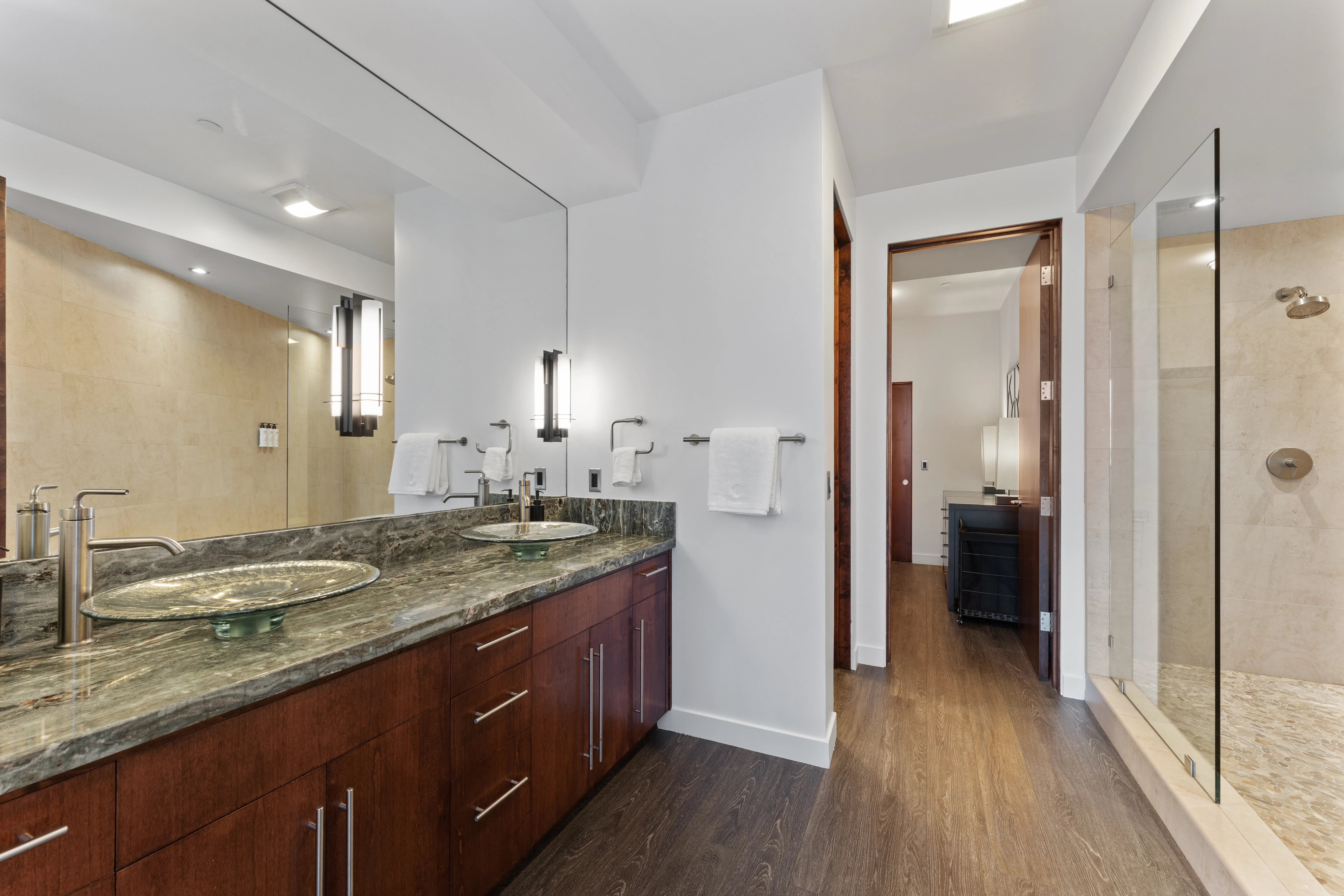 Bathroom 4 - Image 1