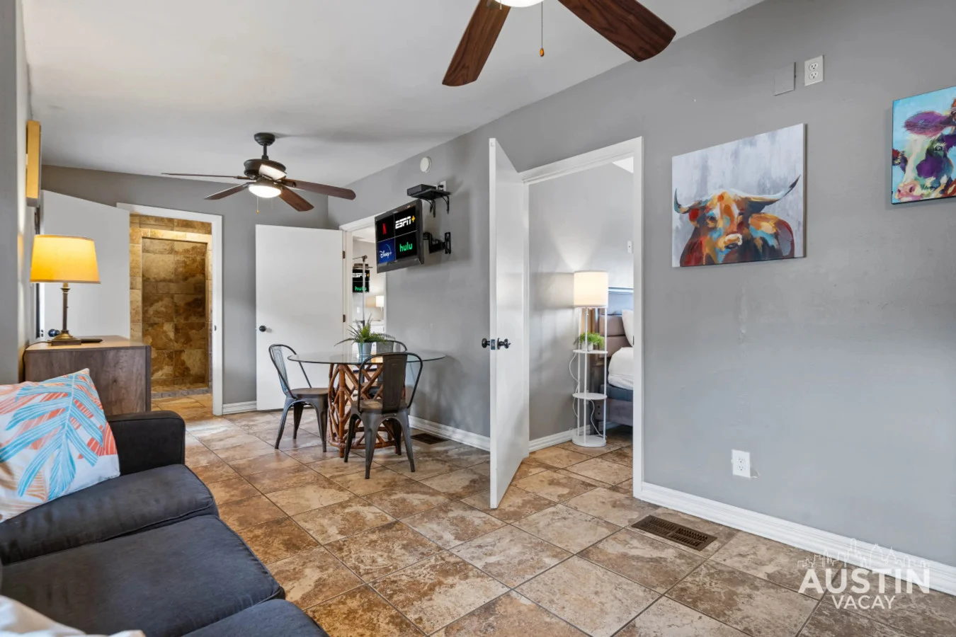 Living room - Image 2