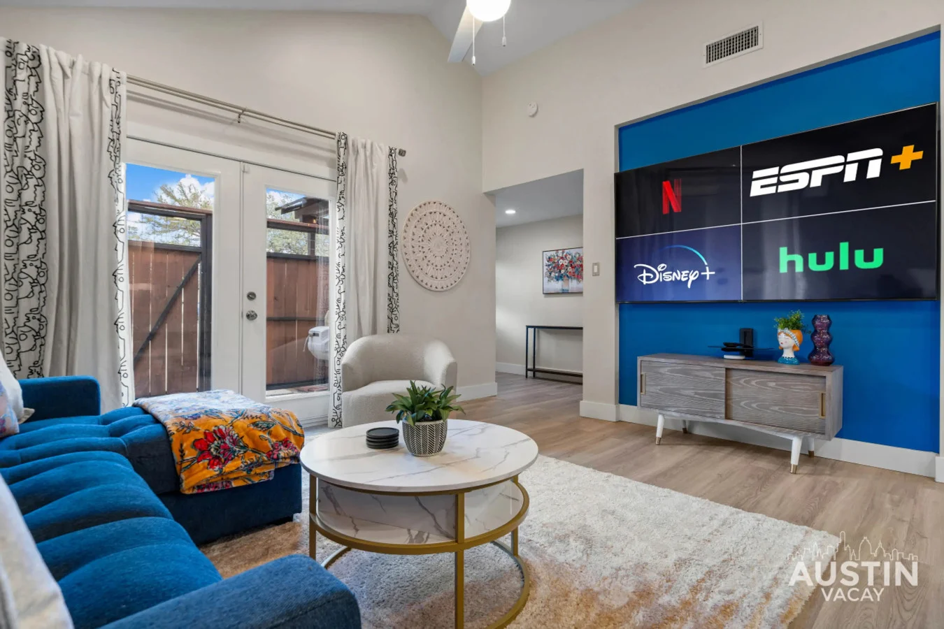 Living room - Image 2