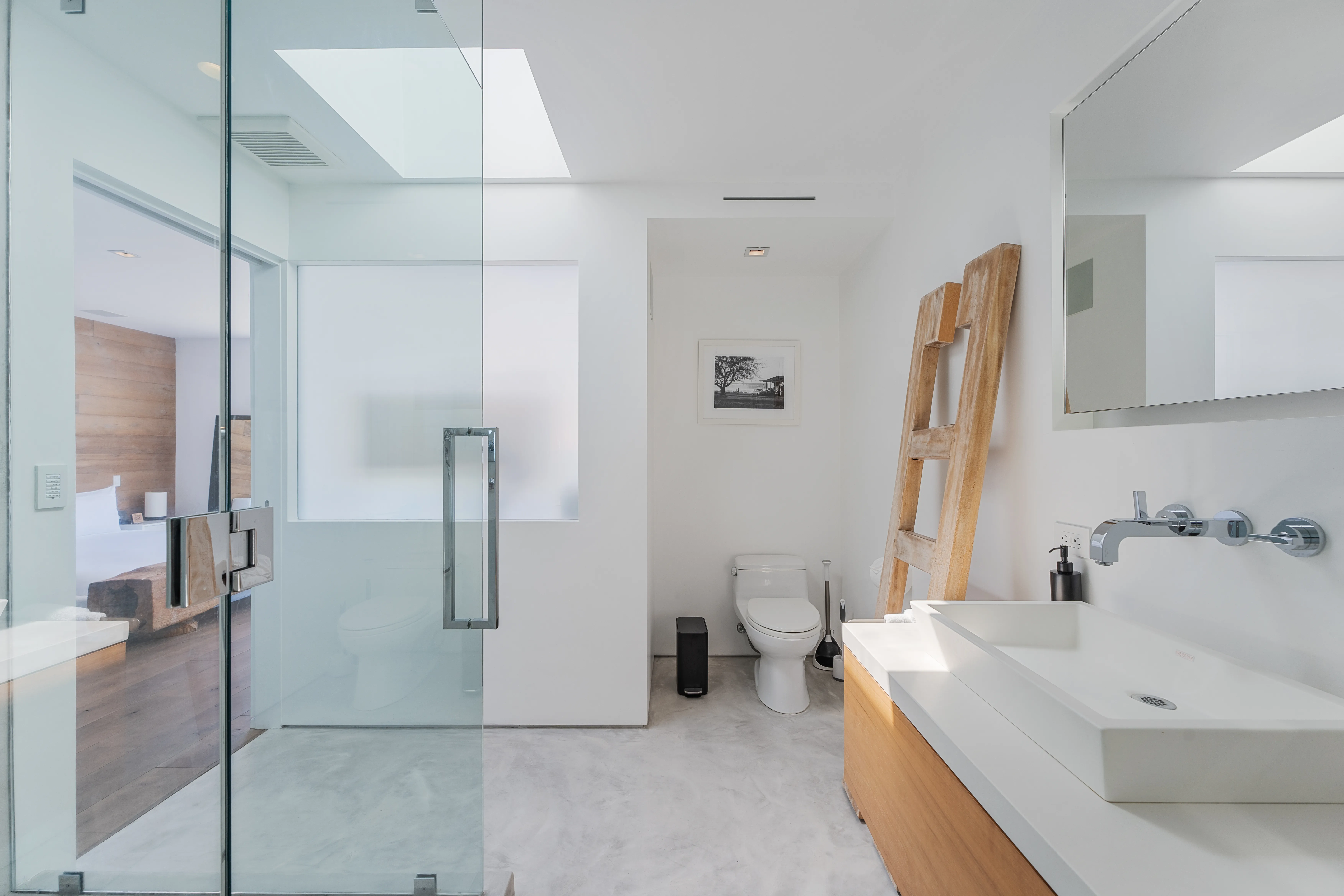 Bathroom 1 - Image 4