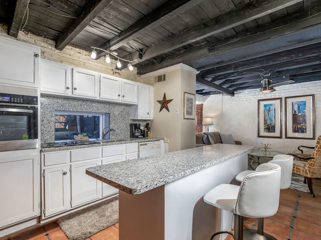 Southern Belle Carriage House - Image 5