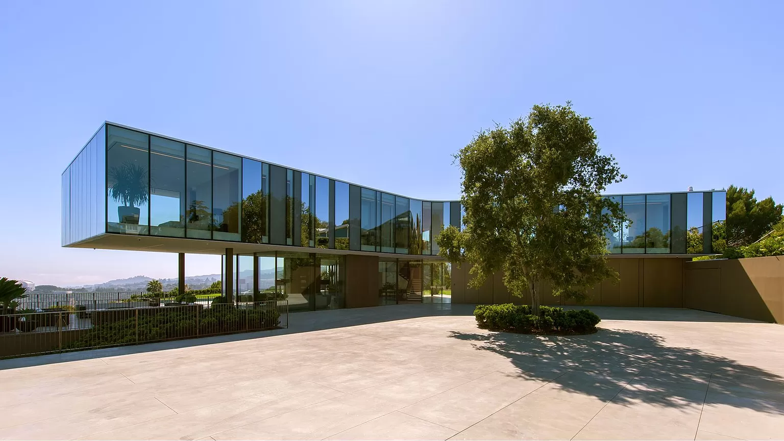 Track - Ocean Breeze Villa - Image 3
