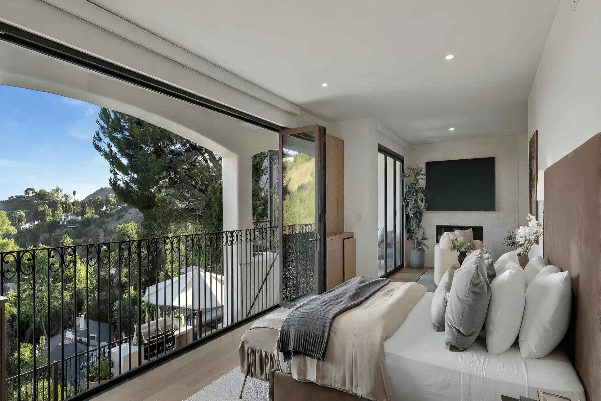 Track - Downtown Cozy Loft - Image 1