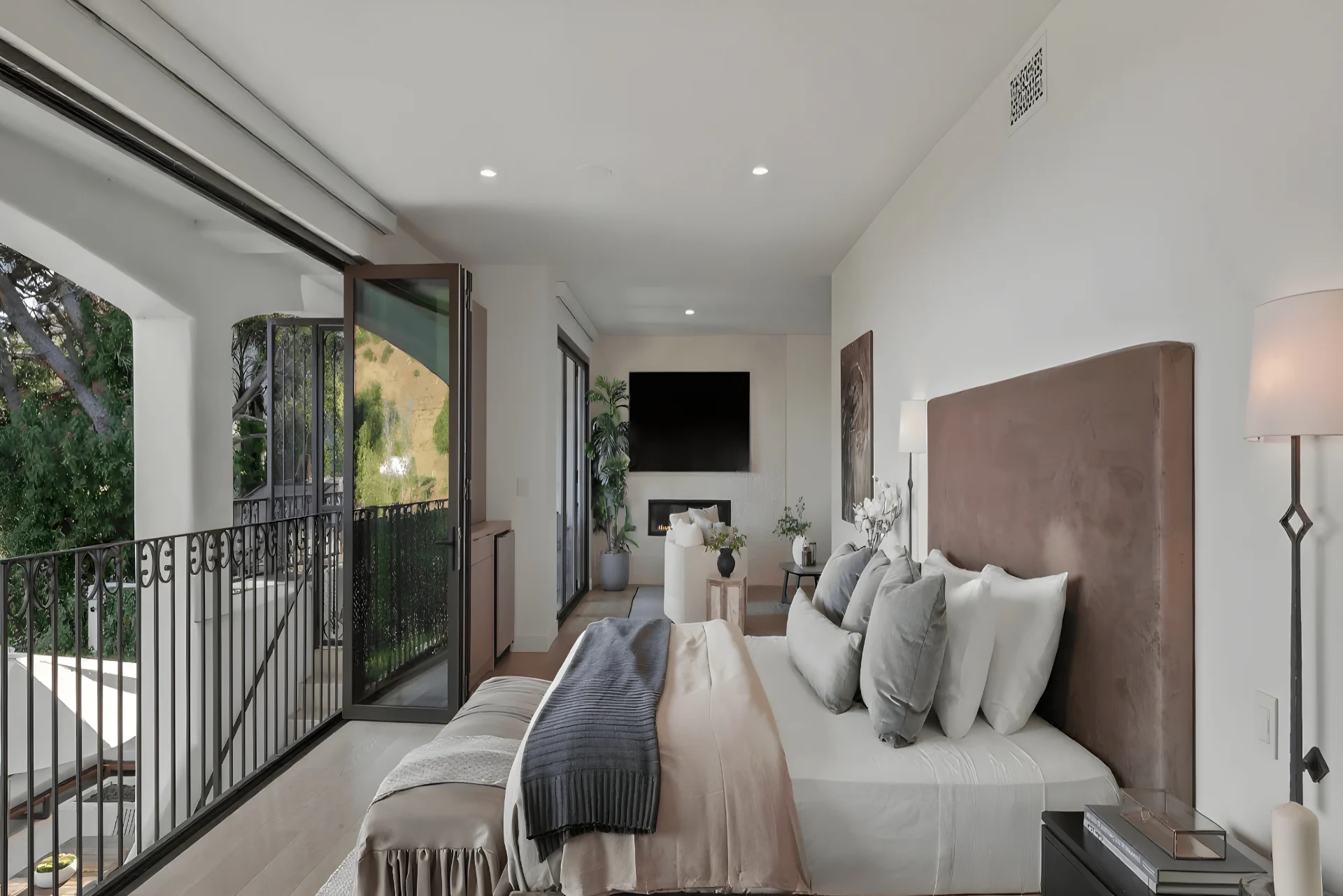 Track - Downtown Cozy Loft - Image 2