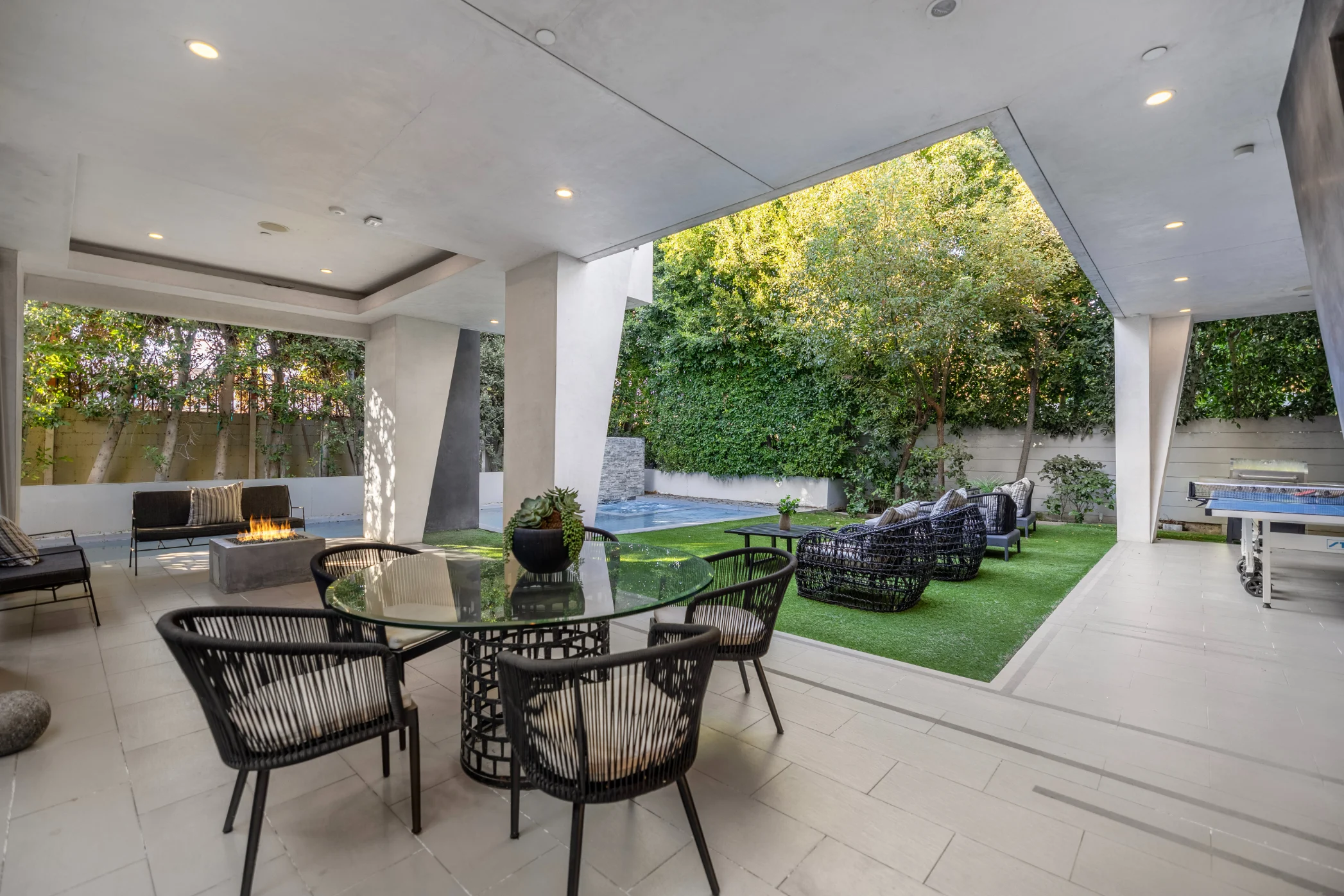 Track - Sunny Hillside Apartment - Image 4