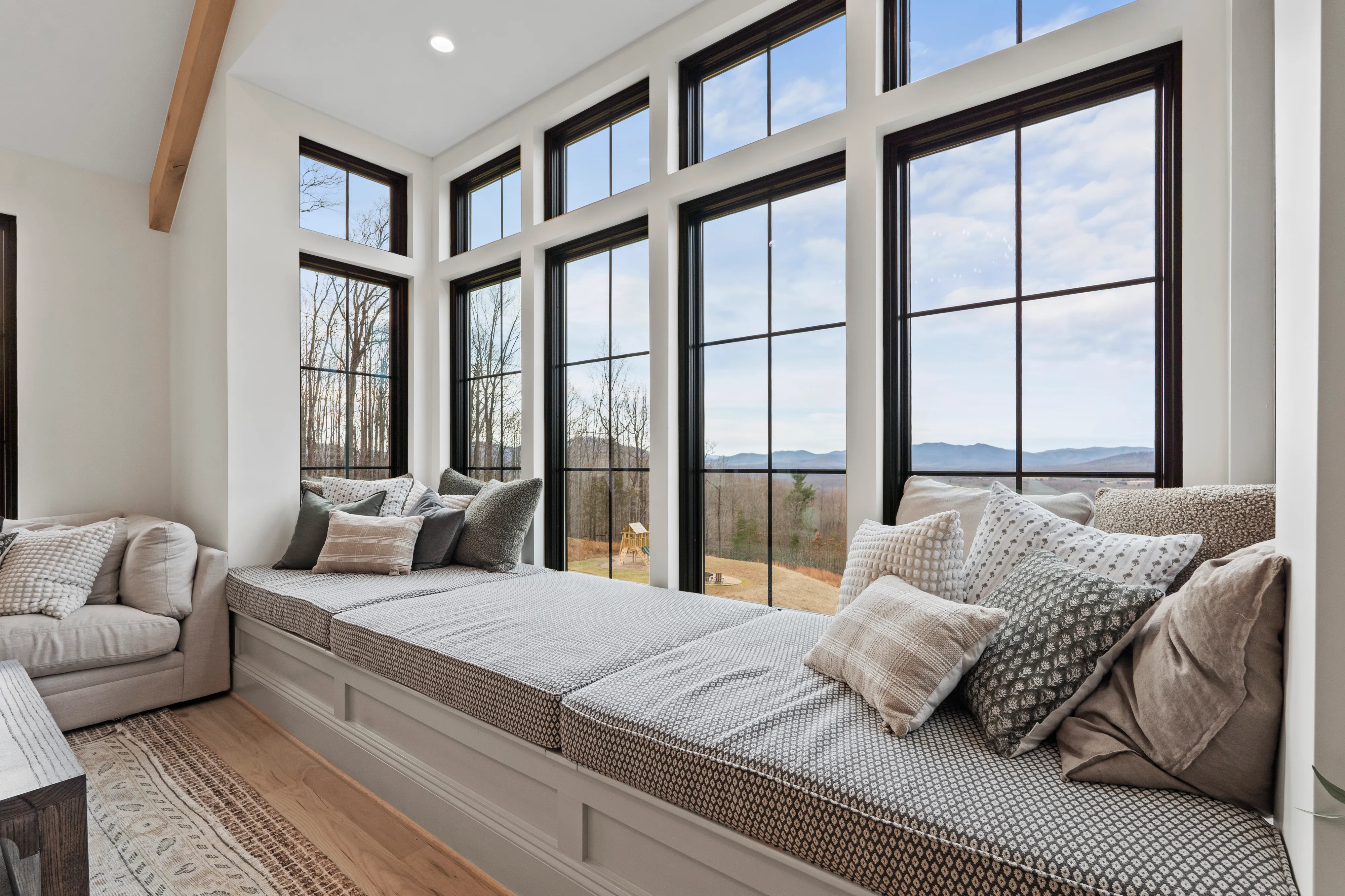 Serene Luxe Manor - Image 4