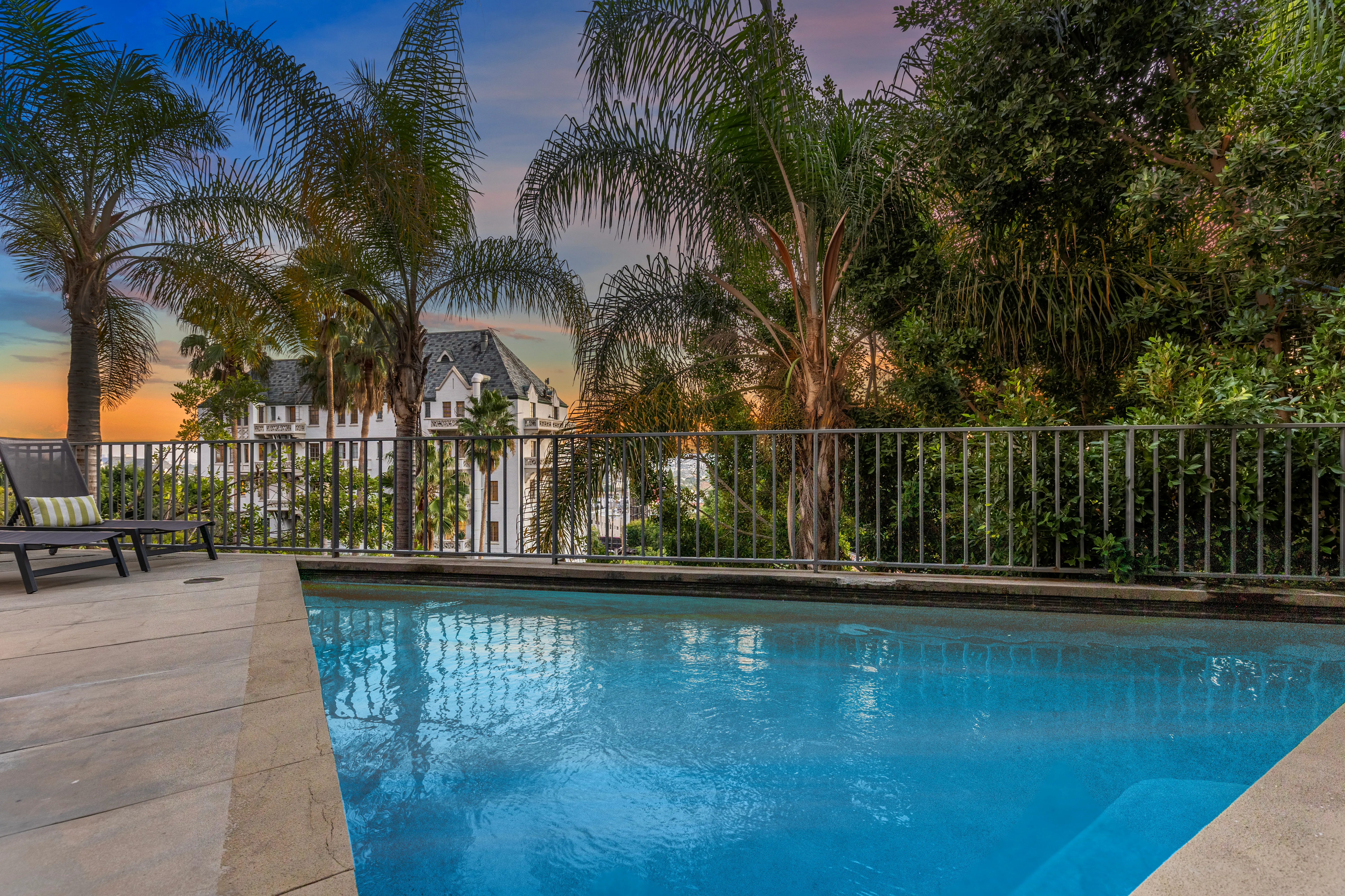 Retreat Manor Beachside - Image 4