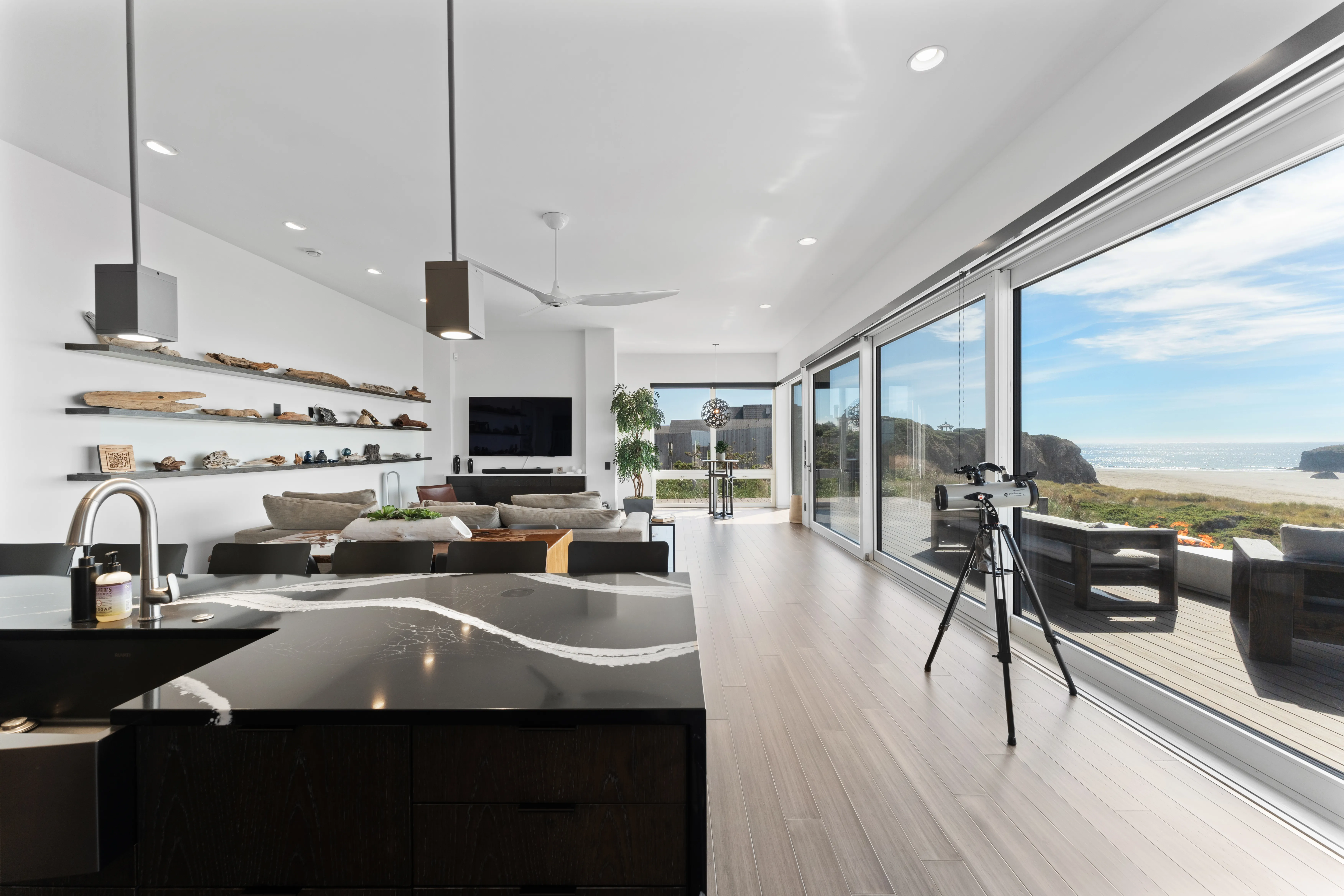 Beachside Panorama Haven - Image 5