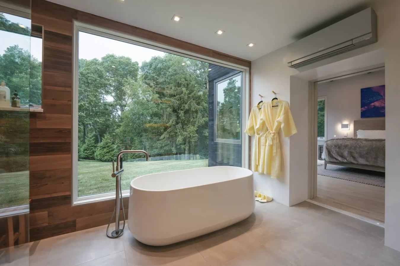 Hillcrest Glasshouse - a minimalist modern retreat