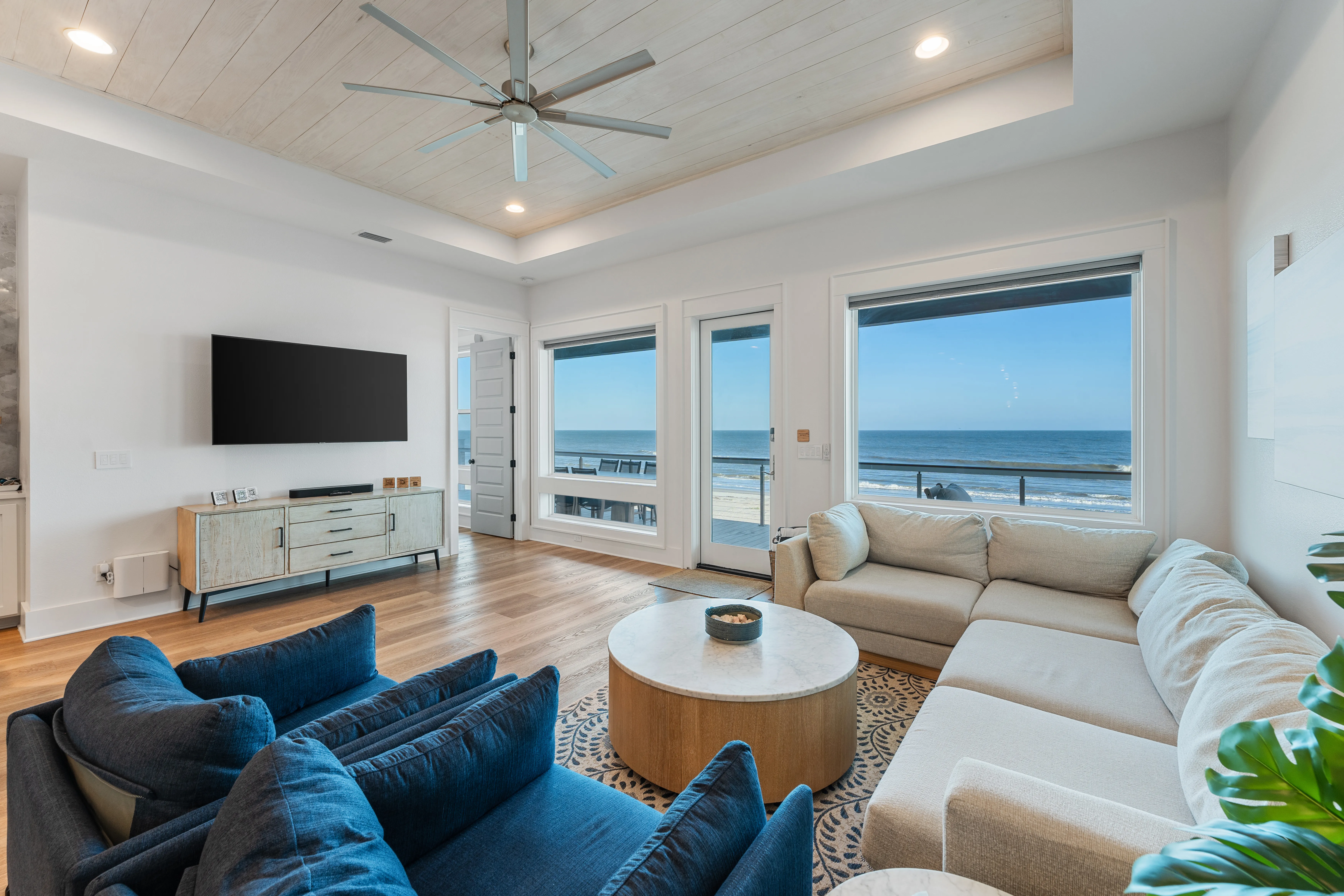 Stunning Bluff Oasis Rustic - Image 2