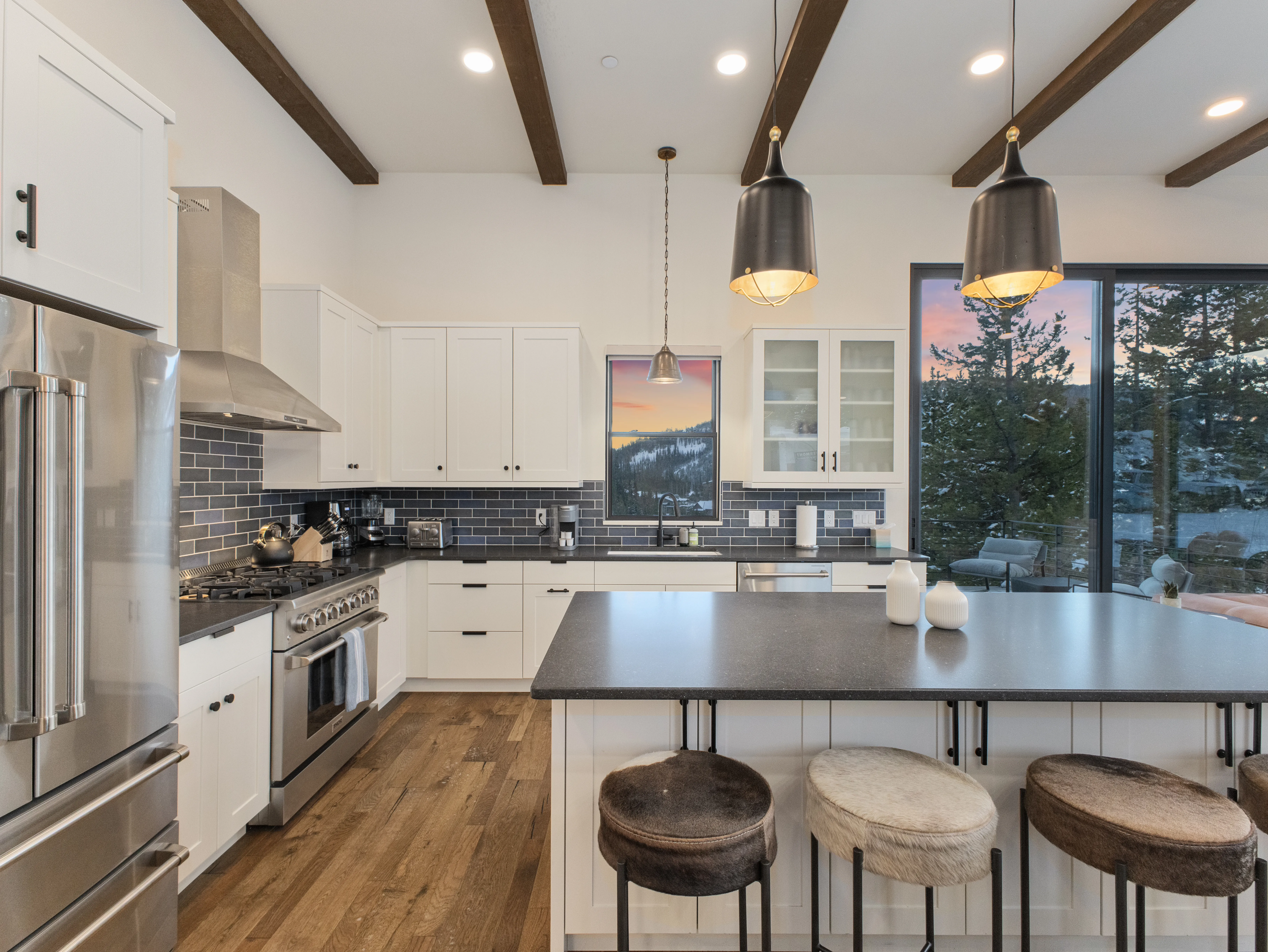 Serene Lookout Chic Harborhouse - Image 5