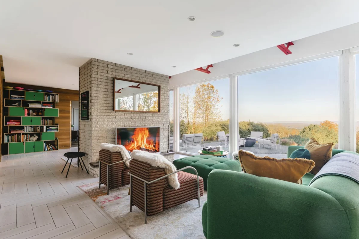 Hillcrest Glasshouse - a minimalist modern retreat